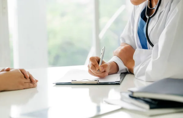 Donna Medico Parla Con Paziente Femminile Mentre Scrive Sulla Cartella — Foto Stock