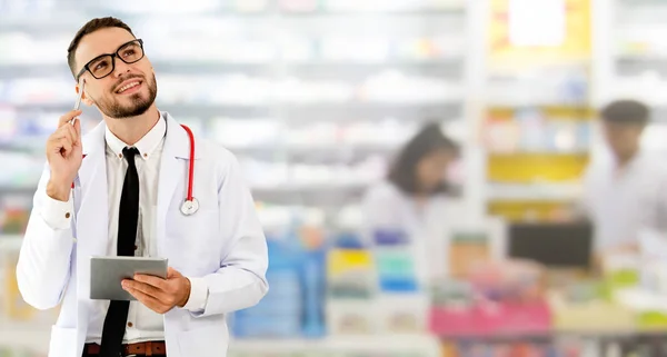 Farmacista Che Utilizza Tablet Farmacia Assistenza Sanitaria Personale Farmaceutico — Foto Stock