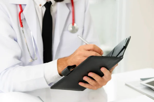 Arzt Liest Während Krankenhaus Notizen Einem Buch Schreibt Medizinisches Und — Stockfoto