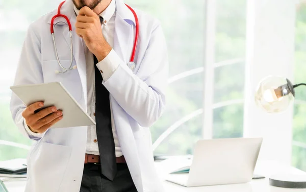 Dottore Che Lavora Computer Tablet Ufficio Ospedale Concetto Medico Sanitario — Foto Stock