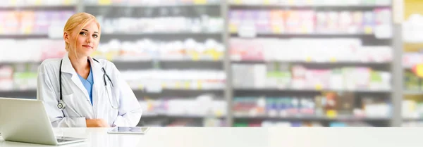 Apotheker Oder Arzt Mit Laptop Apothekenraum Medizinisches Gesundheitswesen Und Pharmazeutisches — Stockfoto
