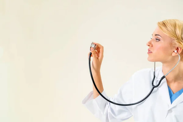 Mladá Lékařka Polohovací Stetoskop Prázdné Místo Lékařské Zdravotnické Koncepce — Stock fotografie