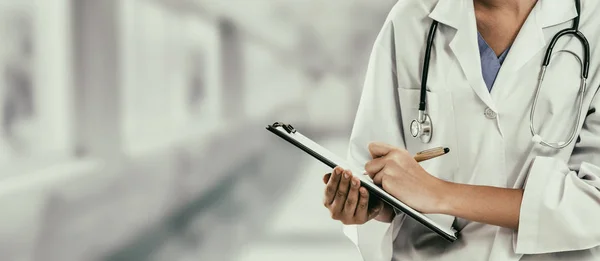 Uma Médica Trabalhar Consultório Hospital Serviço Médico Saúde Pessoal Médico — Fotografia de Stock