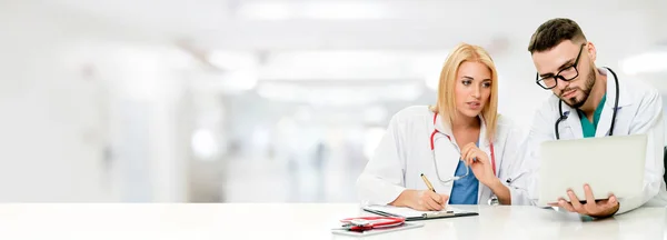 Médico Trabalhando Com Computador Portátil Escritório Tendo Discussão Com Outro — Fotografia de Stock