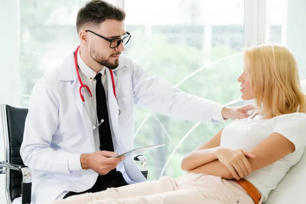 Médico Masculino Está Hablando Examinando Una Paciente Consultorio Del Hospital — Foto de Stock