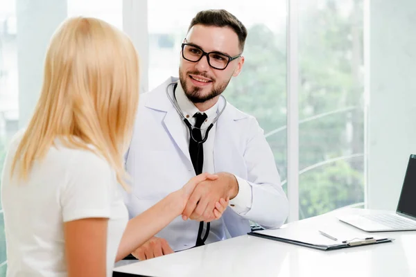 Médecin Masculin Faisant Poignée Main Avec Une Patiente Bureau Hôpital — Photo