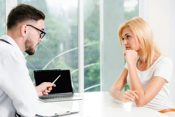 Medico Sta Parlando Con Una Paziente Donna Nello Studio Dell — Foto Stock