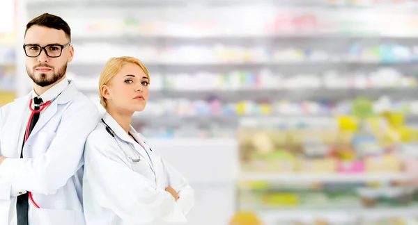 Apotheker Werken Met Een Andere Apotheker Apotheek Gezondheidszorg Medische Dienst — Stockfoto