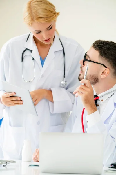 Medico Dello Studio Ospedaliero Che Lavora Computer Portatile Sul Tavolo — Foto Stock