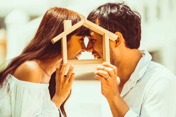 Pareja Joven Planeando Comprar Una Casa Tener Una Vida Feliz — Foto de Stock