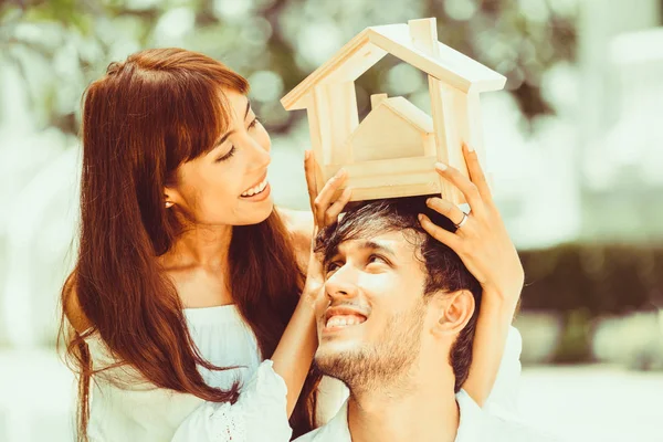 Casal Jovem Planejando Comprar Uma Casa Ter Vida Feliz — Fotografia de Stock