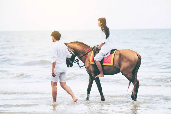 Jovem Casal Vai Lua Mel Cavalo Montando Praia Férias Verão — Fotografia de Stock