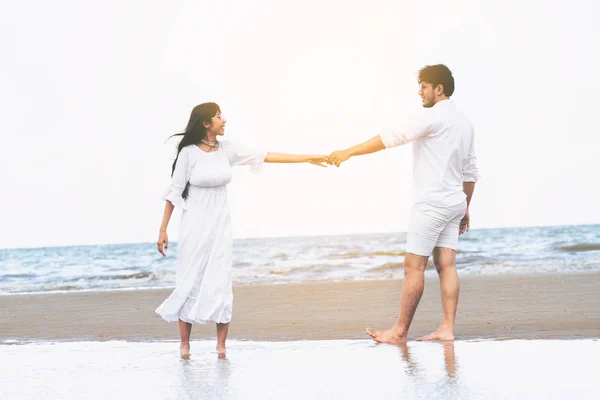 Casal Feliz Viajando Lua Mel Praia Areia Tropical Verão — Fotografia de Stock