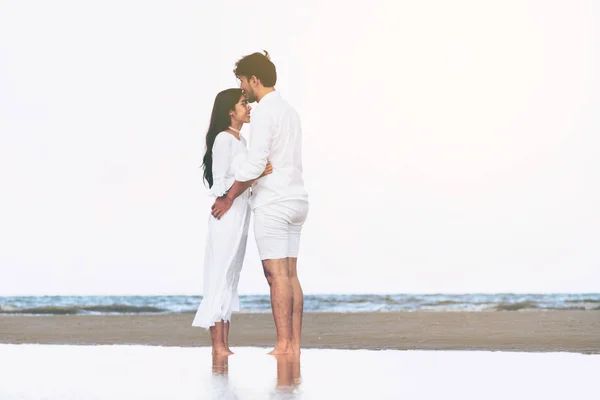 Lyckligt Par Kommer Smekmånad Resa Tropisk Sandstrand Sommar — Stockfoto