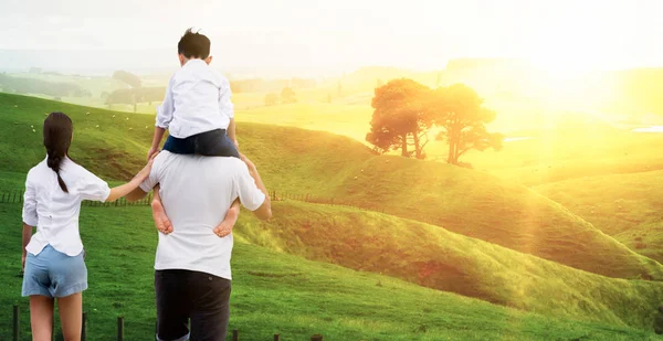 Família Feliz Mãe Pai Carregando Filho Seus Ombros Férias — Fotografia de Stock