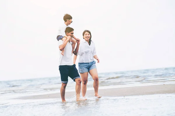 Ευτυχισμένη Οικογένεια Του Πατέρα Μητέρα Και Γιος Πηγαίνει Διακοπές Μια — Φωτογραφία Αρχείου