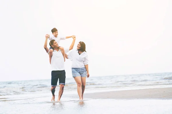 Família Feliz Pai Mãe Filho Vai Férias Uma Praia Areia — Fotografia de Stock