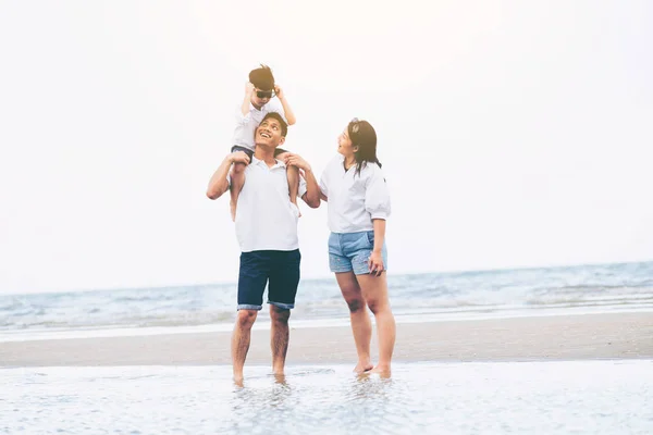 Felice Famiglia Padre Madre Figlio Vacanza Una Spiaggia Sabbia Tropicale — Foto Stock