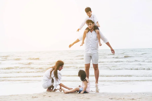 Feliz Familia Padre Madre Hijos Vacaciones Una Playa Arena Tropical —  Fotos de Stock