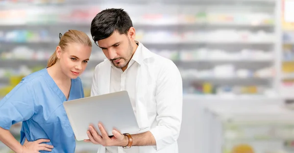 Medici Dello Studio Ospedaliero Che Lavorano Con Altro Medico Servizi — Foto Stock