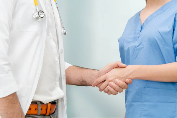 医生在医院与另一位医生握手 医护人员团队合作与医疗服务理念 — 图库照片
