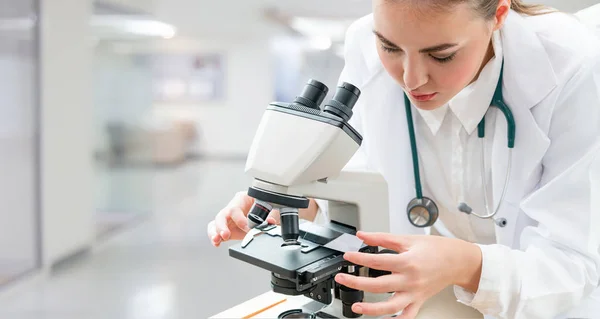 Wetenschapper Onderzoeker Met Behulp Van Microscoop Laboratorium Medische Gezondheidszorg Technologie — Stockfoto