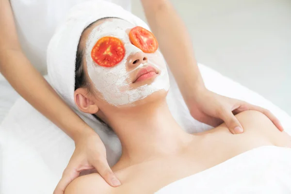 Mulher Bonita Ter Tratamento Máscara Facial Com Extrato Creme Tomate — Fotografia de Stock