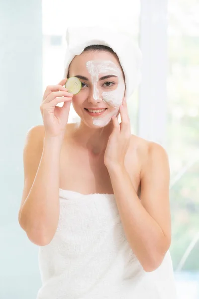 美しい女性の顔のマスク処理を持つ自然治療の利点を示すキュウリ クリーム エキス アンチエイジング 顔の皮膚ケアと高級ライフ スタイル コンセプト — ストック写真