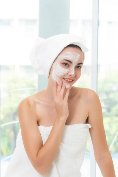 Mooie Vrouw Met Een Gezichtsverzorging Cosmetische Scrub Behandeling Van Professionele — Stockfoto