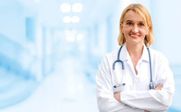 病院で働く年配の女性医師 医療と医師の医療サービス — ストック写真