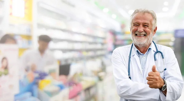 Ευτυχής Ανώτερος Φαρμακοποιός Στέκεται Στο Φαρμακείο Φαρμακευτικές Επιχειρήσεις Και Υπηρεσίες — Φωτογραφία Αρχείου