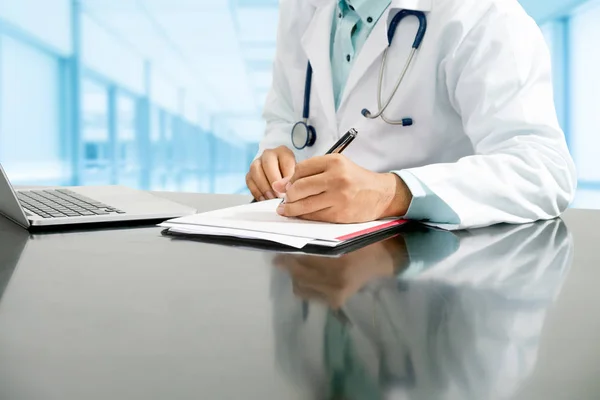 Médico Sexo Masculino Sentado Mesa Escrevendo Relatório Documento Escritório Hospital — Fotografia de Stock