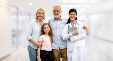 Anne, baba ve kızı hastanede mutlu aile doktorla. Tıbbi sağlık ve doktor hizmeti.
