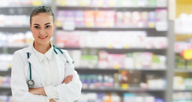 Eczanede çalışan kadın eczacı. Tıbbi doktor ve sağlık personeli hizmet.
