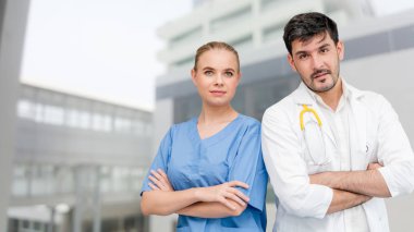 Doktorlar başka bir doktorla çalışma hastane ofisinde. Sağlık ve tıbbi hizmetleri.