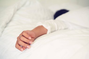 Beyaz keten yatak yatak odasında uykusunda genç adam.