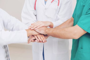 Tıbbi hizmet çalışması - Doktor, cerrah ve hemşire birleştirmek el ele tutusun.