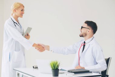 El sıkışma başarı ve profesyonel sağlık personeli ekip çalışması gösteren başka bir doktora veren hastanede doktor.