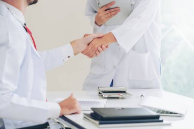 El sıkışma başarı ve profesyonel sağlık personeli ekip çalışması gösteren başka bir doktora veren hastanede doktor.