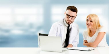 Doktor hasta hastanede konuşurken. Mutlu hasta doktordan açıklama için dinlemektedir. Tıbbi doktor ve sağlık personeli hizmet kavramı.
