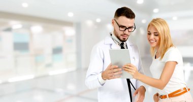 Doktor hasta hastanede konuşurken. Mutlu hasta doktordan açıklama için dinlemektedir. Tıbbi doktor ve sağlık personeli hizmet kavramı.