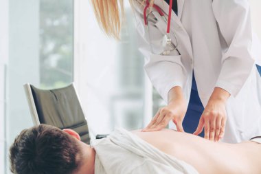 Kadın doktor hastane office erkek hastada inceliyor. Sağlık ve tıbbi hizmet.