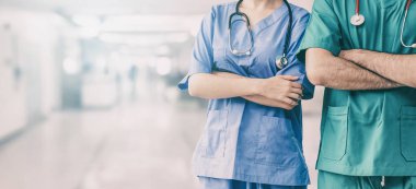 İki hastane çalışanı - hastanede kolları bağlı duran cerrah, doktor ya da hemşire. Sağlık ve doktor hizmetleri.