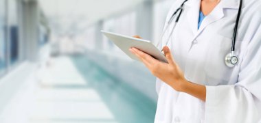 Hastanede tablet bilgisayar kullanan bir doktor. Sağlık ve doktor hizmetleri.