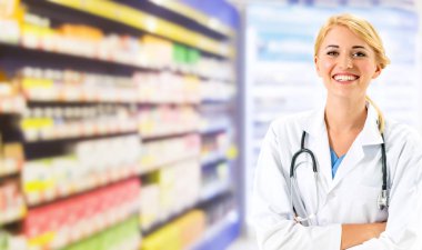 Eczanede çalışan kadın eczacı. Tıbbi doktor ve sağlık personeli hizmet.