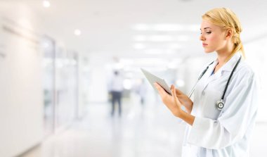 Hastanede tablet bilgisayar kullanan bir doktor. Sağlık ve doktor hizmetleri.