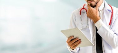 Hastanede tablet bilgisayar kullanan bir doktor. Sağlık ve doktor hizmetleri.