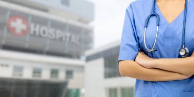 Hastane ofisindeki kadın doktor ya da hemşire. Sağlık sektörü ve doktor hizmetleri.