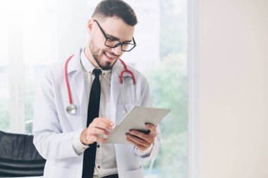 Doktor ofisinde hastanede tablet bilgisayarda çalışma. Tıbbi ve sağlık kavramı.