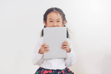 Tablet bilgisayar ile beyaz arka plan üzerinde küçük mutlu çocuk. Çocukluk yaşam tarzı.